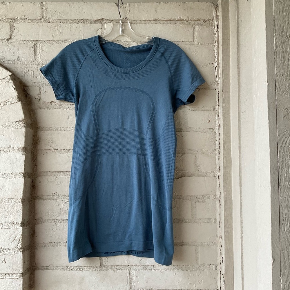 Lululemon Medium Blue T-Shirt Size 8